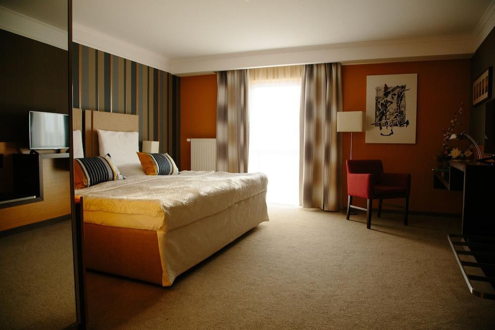 Impiq Hotel Trnava Exterior photo