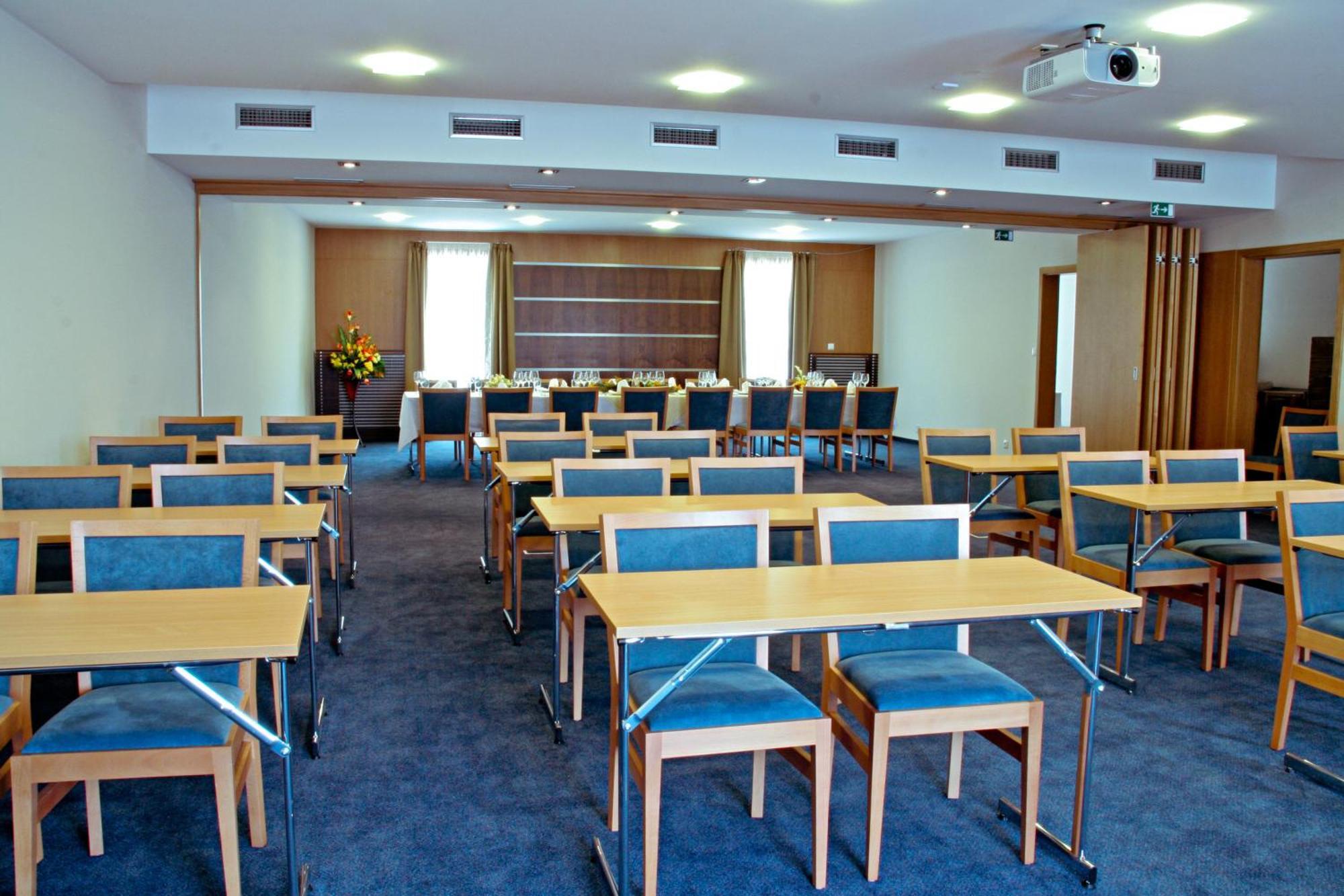 Impiq Hotel Trnava Exterior photo
